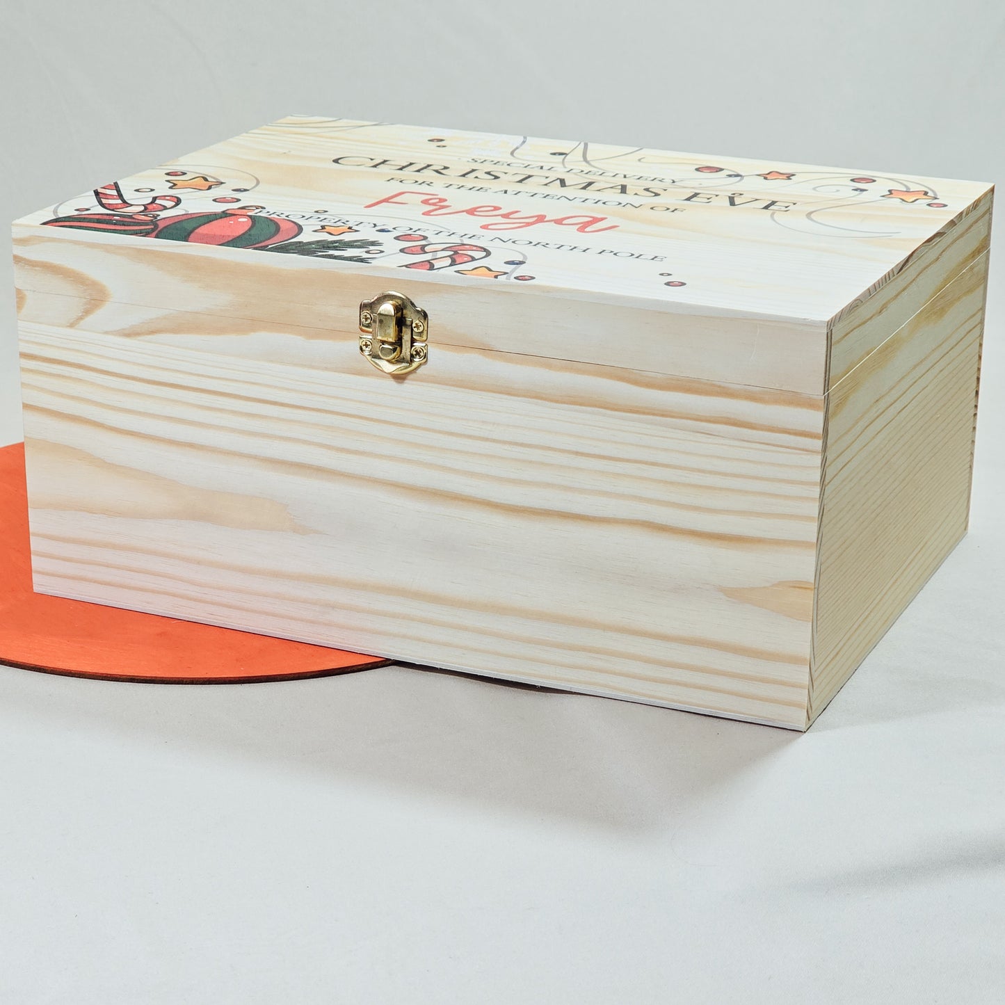 The box is approx. 25x20x10cm, has a hinged lid, and a latch for safe storage of Christmas Eve